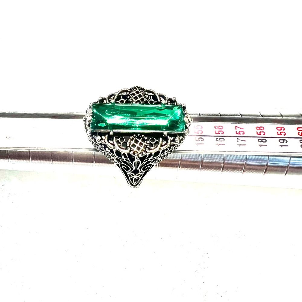 Classic emerald ring